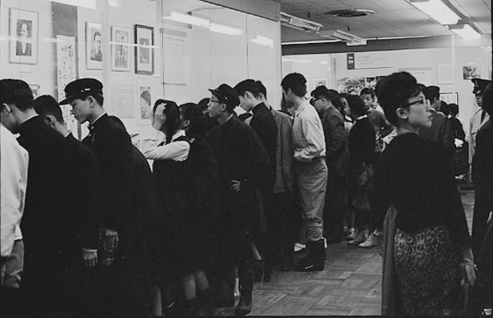 1963（昭和38）年10月に開催された「近代文学史展─文学百年の流れ─」