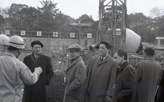 1965（昭和40）年12月駒場の建築現場を視察する一行