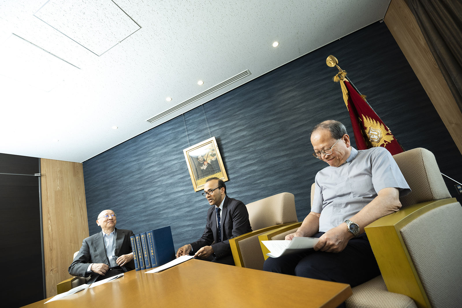 インタビュー中の様子（石井代表、サリ理事長、佐久間管区長）
